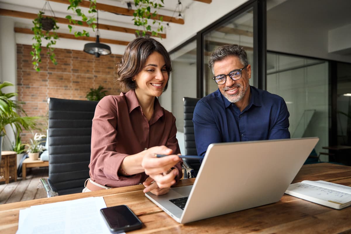 Professionelles Business-Meeting und Strategieberatung - Team bei der gemeinsamen Entwicklung von Unternehmenskonzepten und Gründungsstrategien